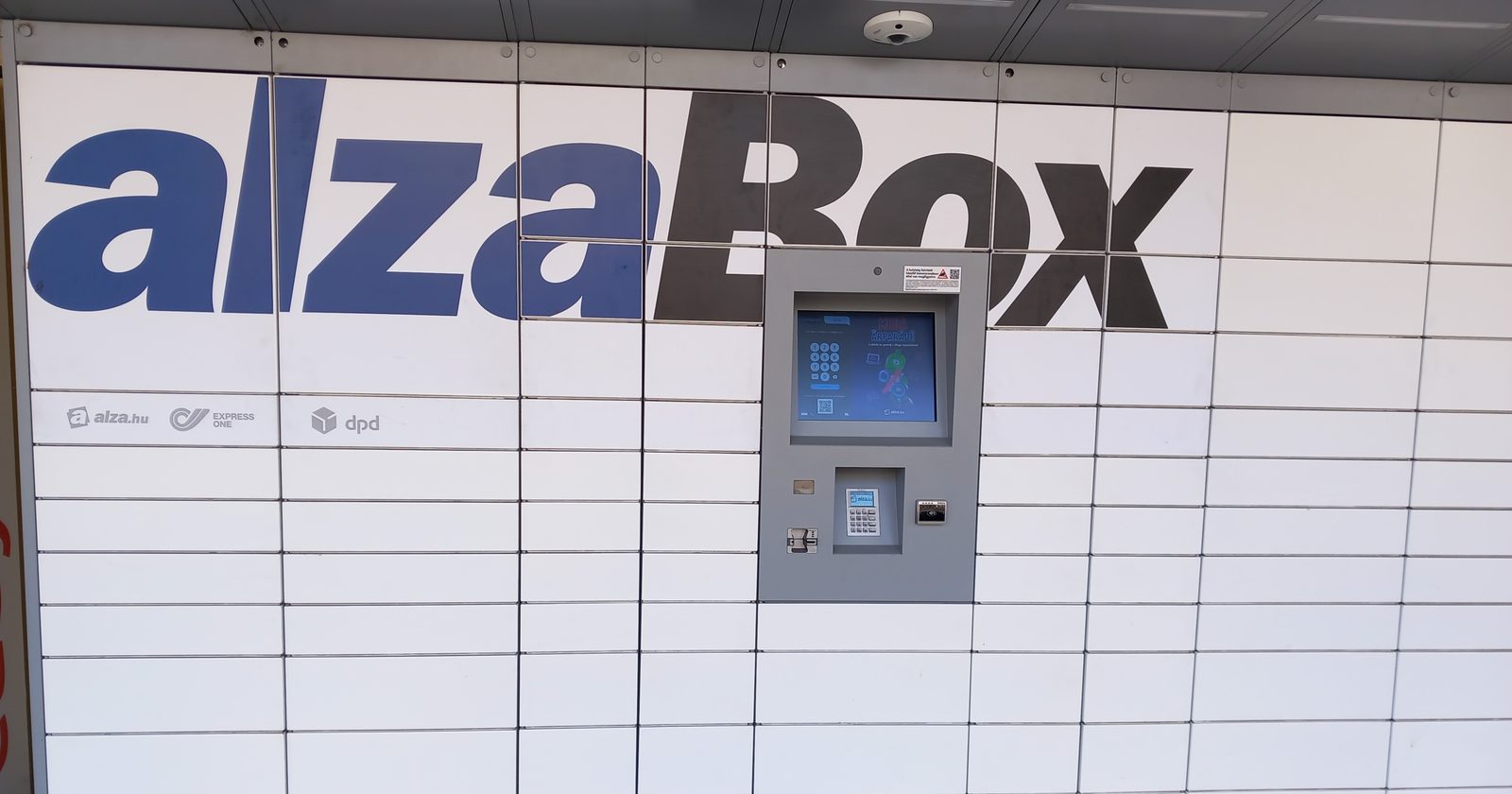 Ściana automatów paczkowych z ekranem dotykowym do odbioru zakupów internetowych